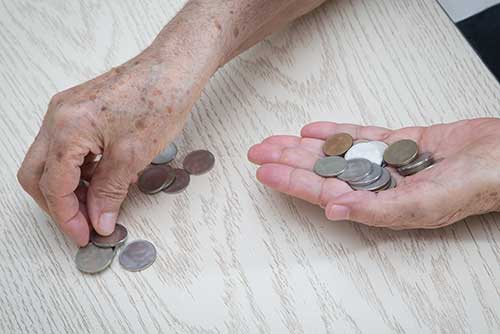 お金を数える高齢者の手